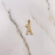 Dije Letra A Corona 1.4gr / 2.5cm / Circones Blancos Oro Amarillo 18K $