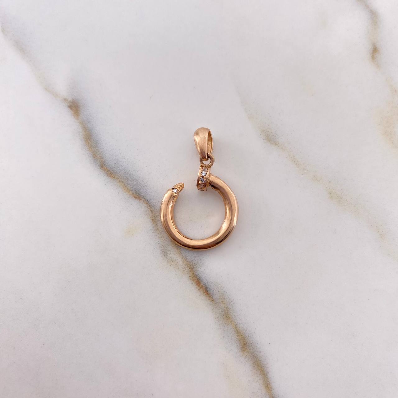 Dije Clavo 1.9gr / 2.6cm / Circones Blancos Oro Rosa 18K $
