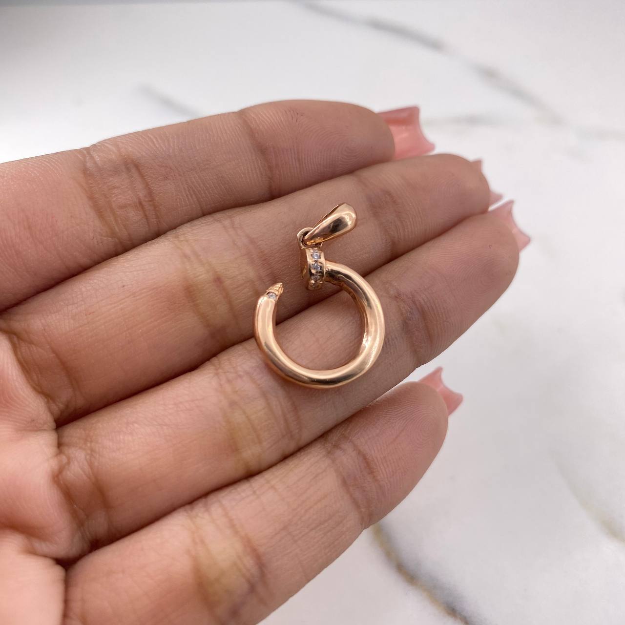 Dije Clavo 1.9gr / 2.6cm / Circones Blancos Oro Rosa 18K $