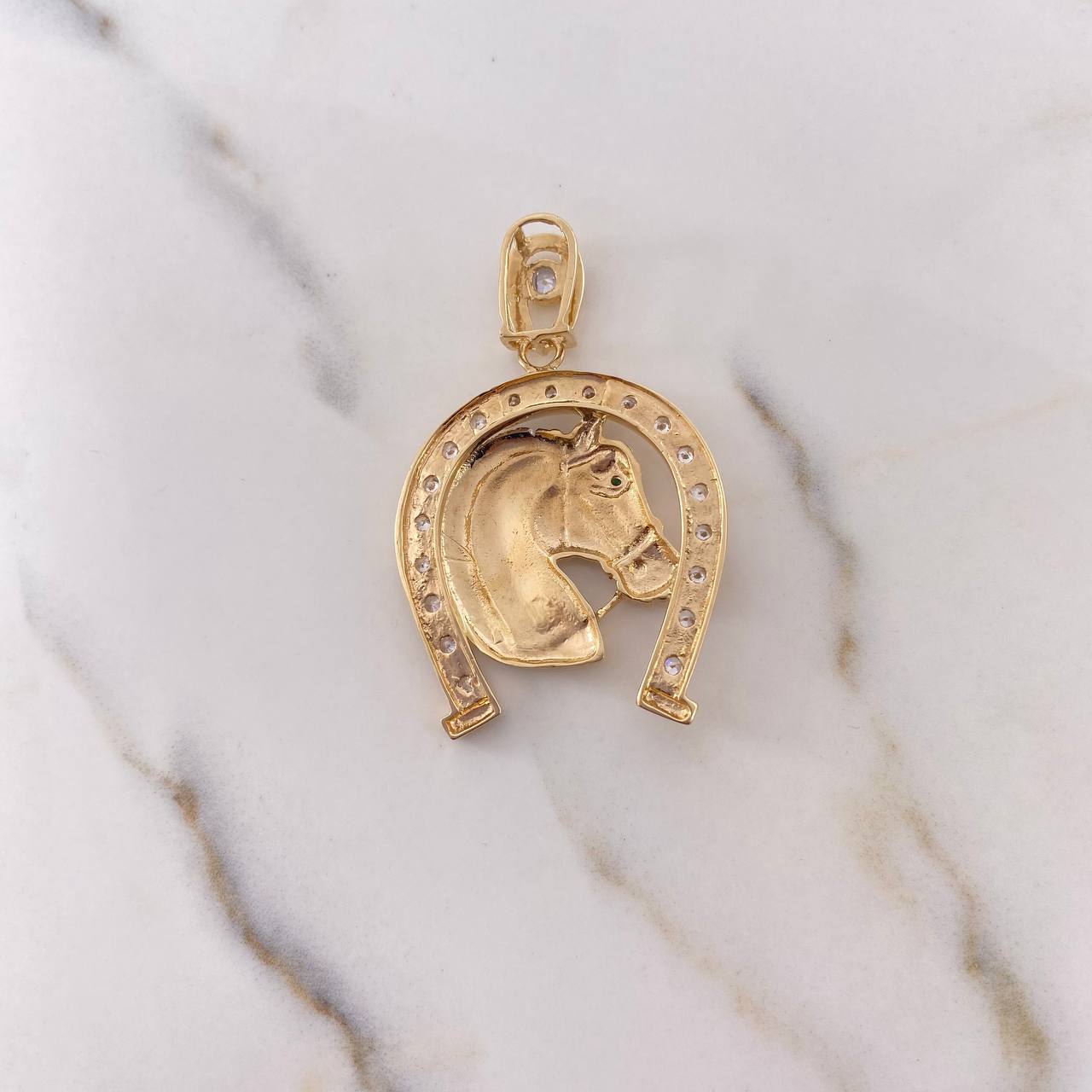 Dije Herradura Caballo 13.4gr / 5.2cm / Circones Blancos Verde Dos Oros Amarillo Blanco 18K $