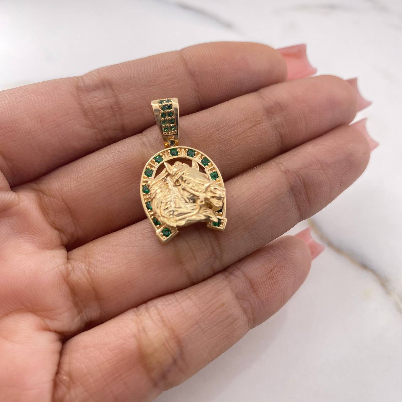 Dije Herradura Caballo 4.3gr / 2.6cm / Circones Verdes Oro Amarillo 18K $