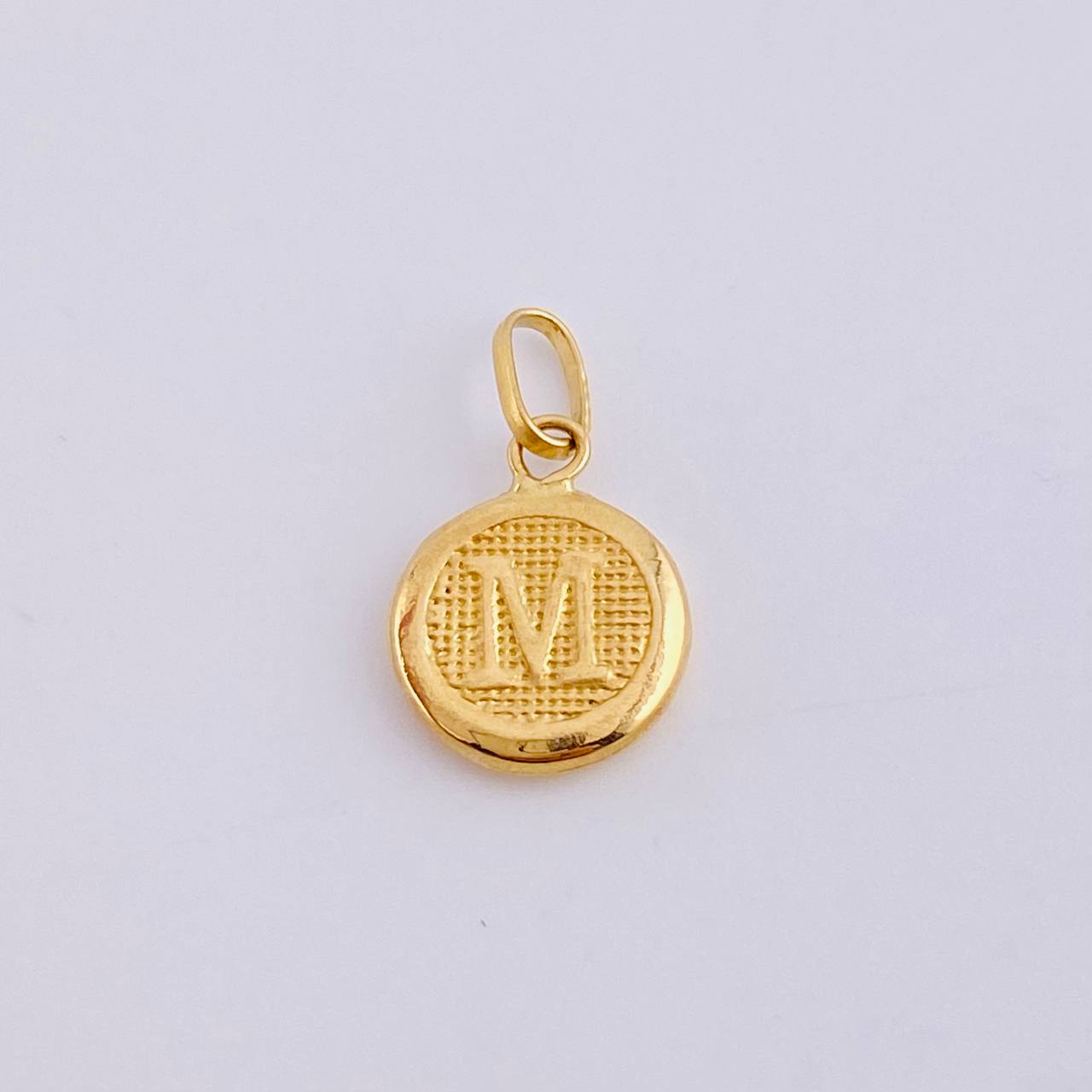 Dije Letra M 0.45 g / 1.6 cm Oro Amarillo 18K