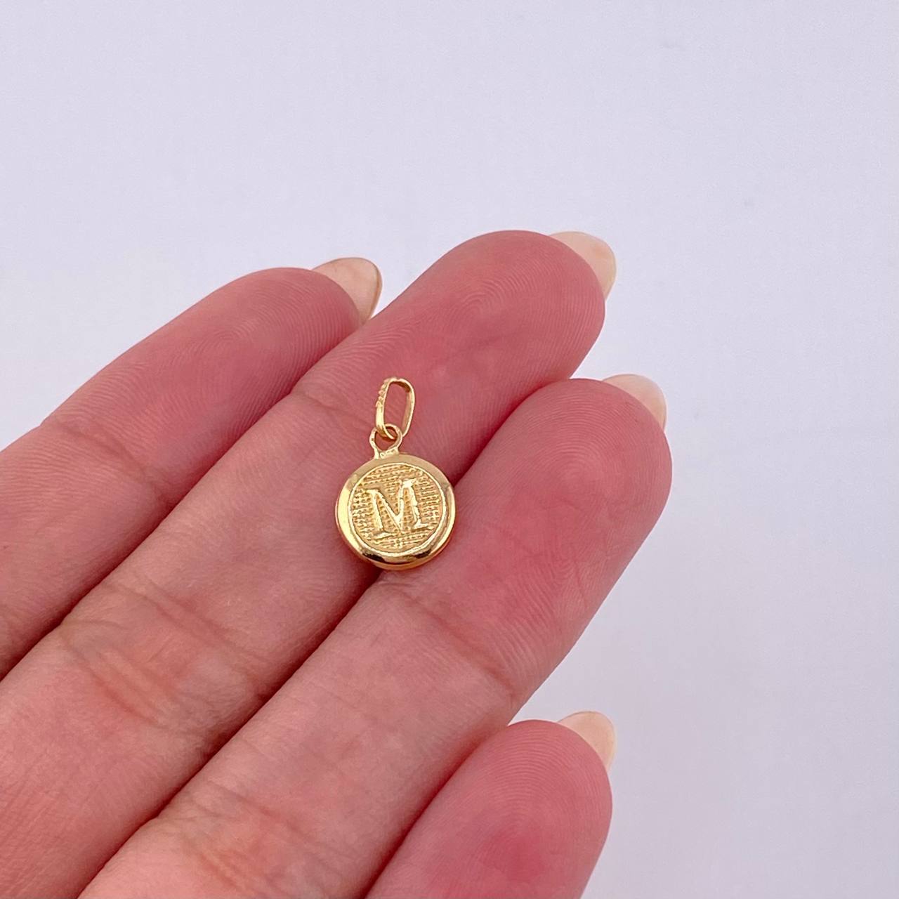 Dije Letra M 0.4 g / 1.6 cm 18K