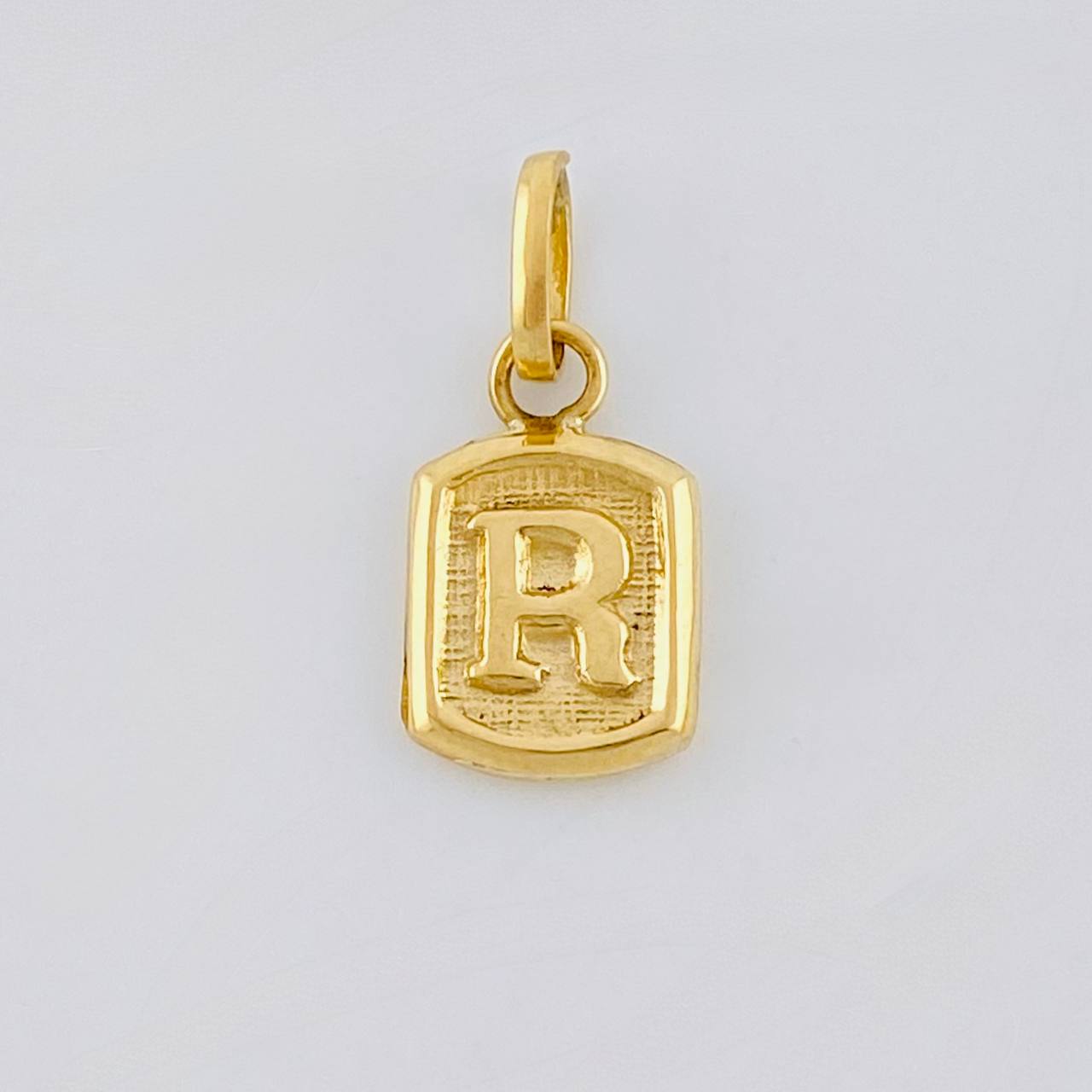 Dije Letra R 0.4g / 1.5cm Oro Amarillo 18K