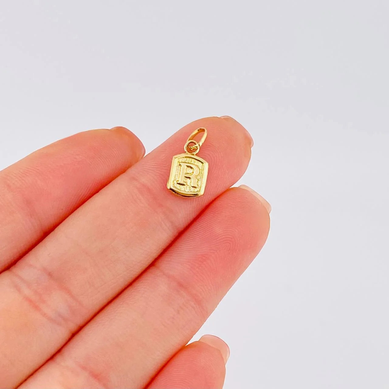 Dije Letra R 0.3g / 1.5cm Oro Amarillo 18K