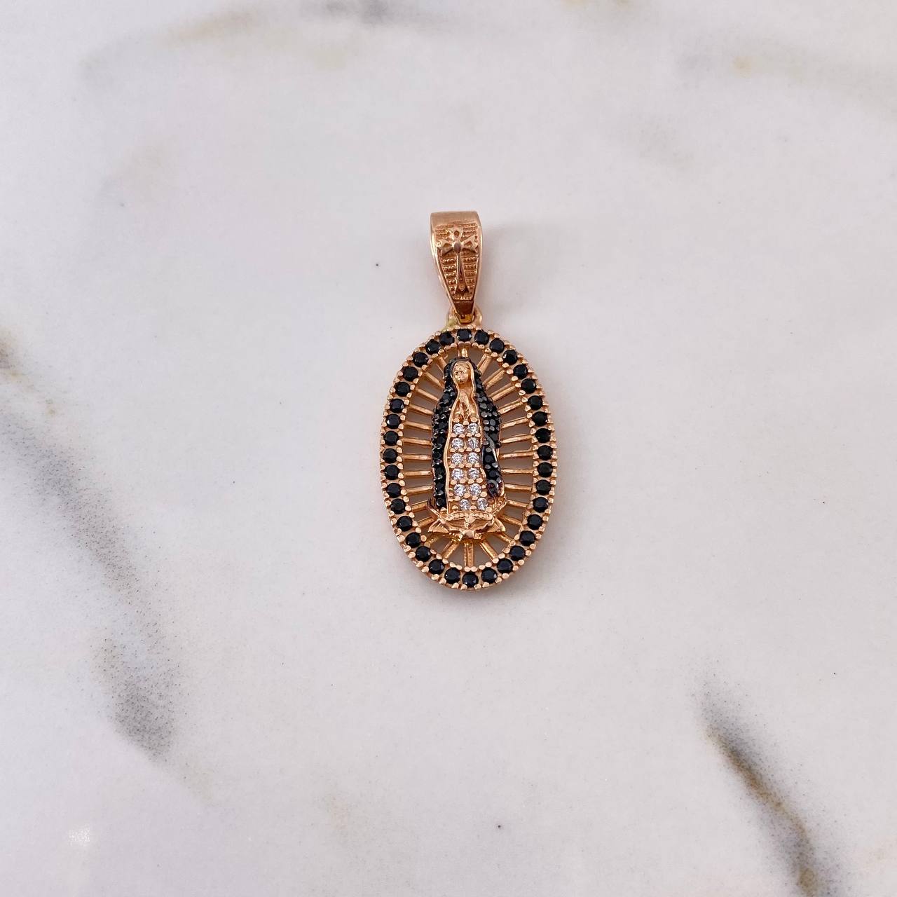 Dije Virgen Guadalupe 3.45gr / 3.1cm / Circones Negros Blancos Oro Rosa 18K $