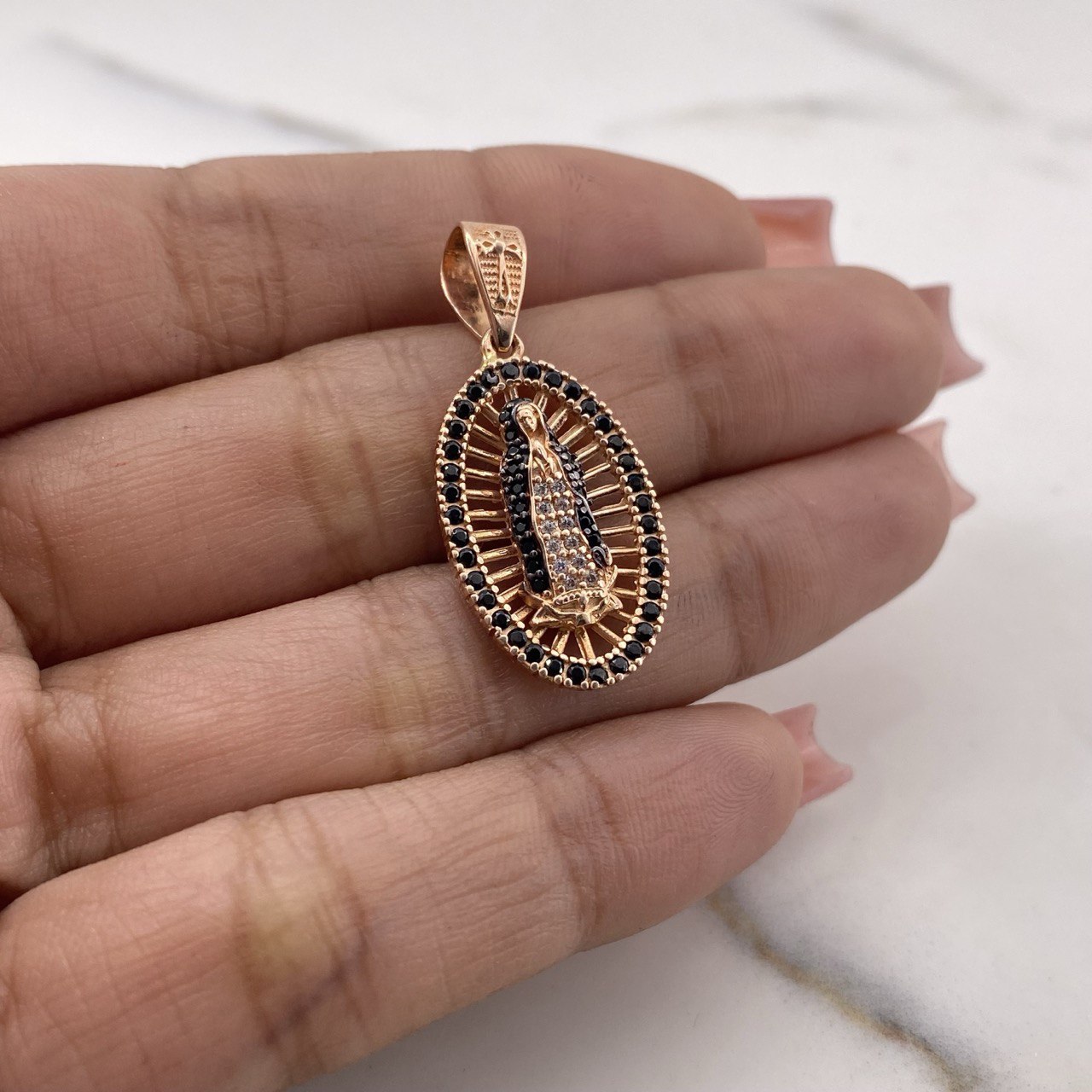 Dije Virgen Guadalupe 3.45gr / 3.1cm / Circones Negros Blancos Oro Rosa 18K $
