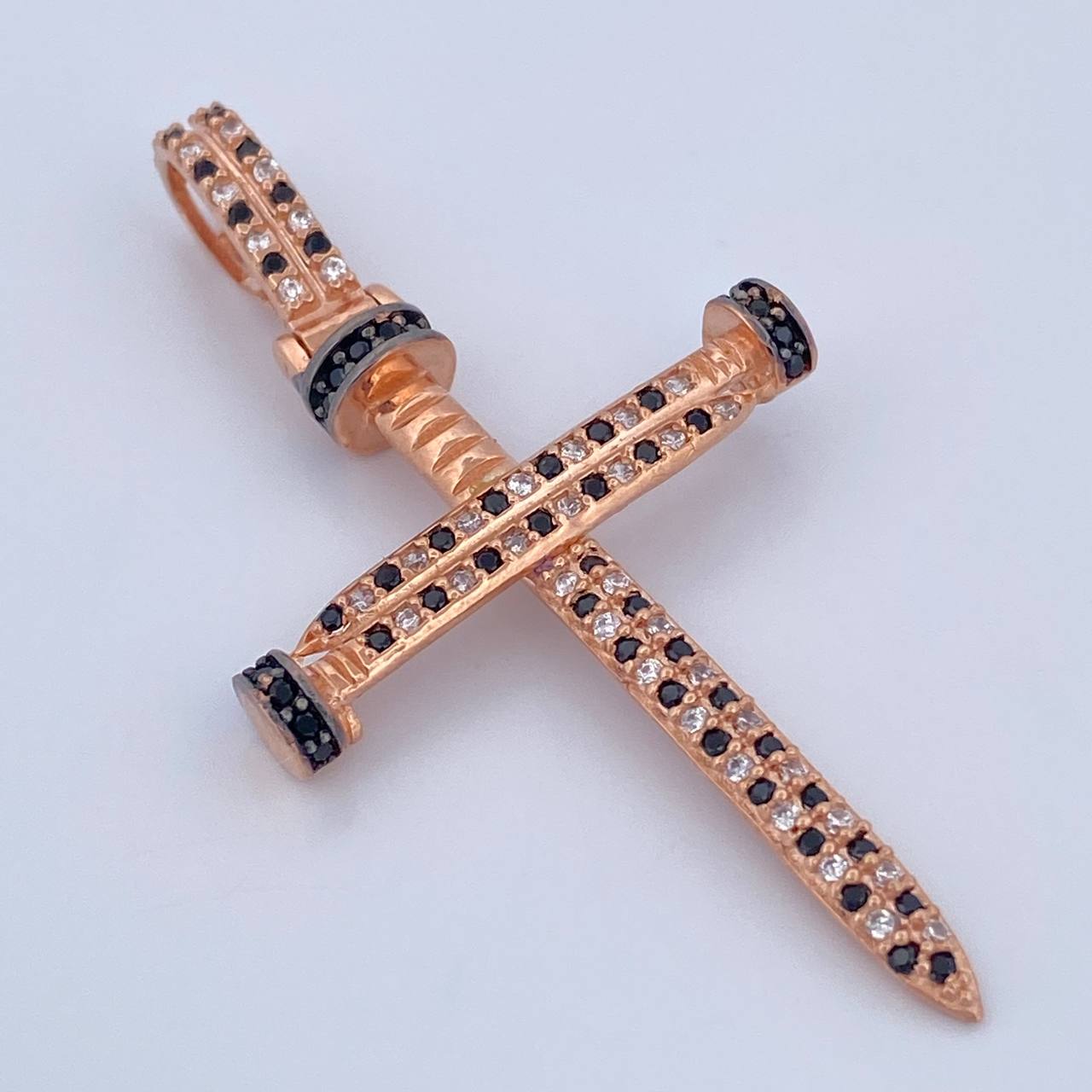 Dije Cruz Clavo 3.9gr / 4.7cm / Oro 18K $