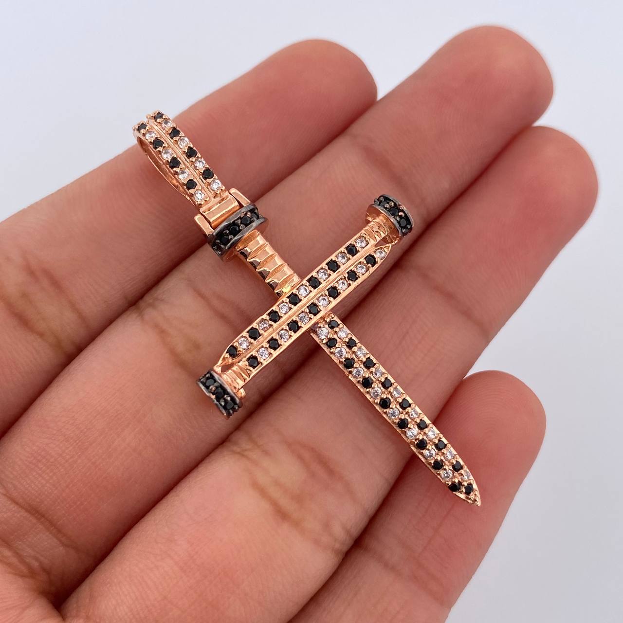 Dije Cruz Clavo 3.9gr / 4.7cm / Oro 18K $