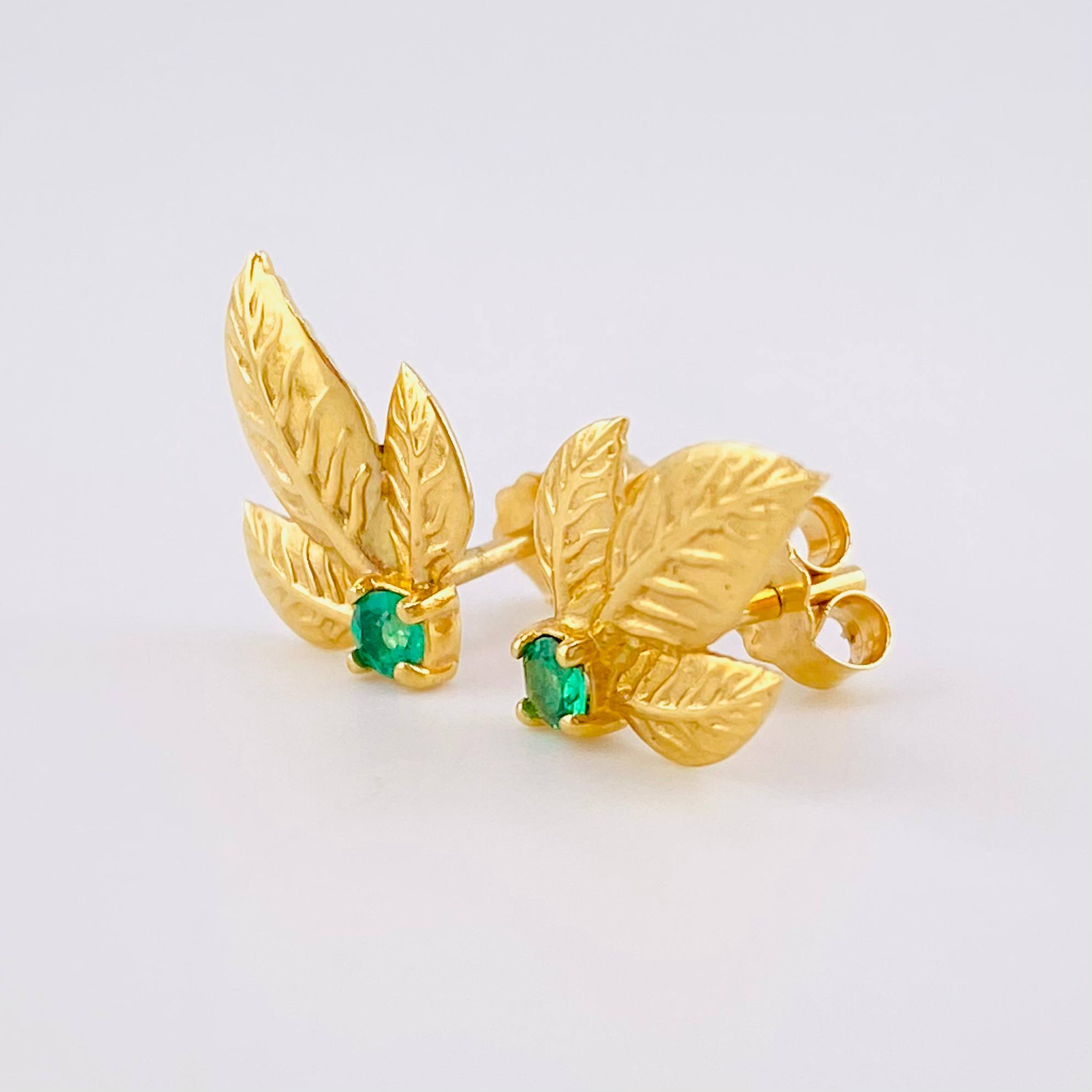 Topos Hoja Triple 2.35gr / 1.4cm / Mini Esmeralda 18 pts Oro Amarillo (Joya)