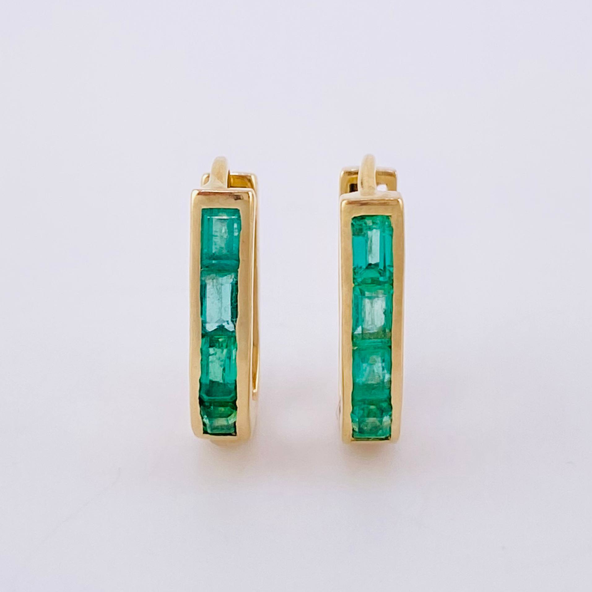 Candongas Curvas Perpendiculares Esmeraldas 56pts 2.9gr / 1.5cm / Oro 18K