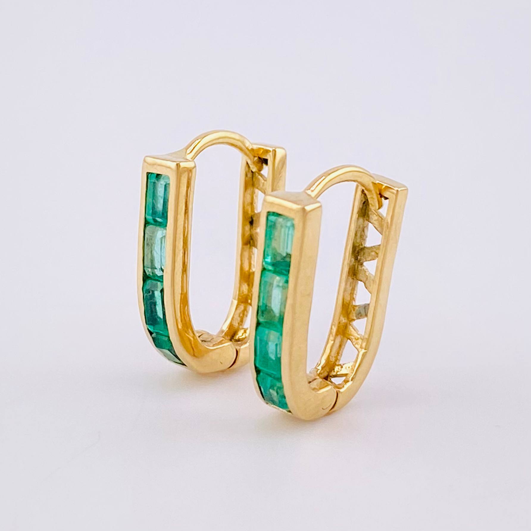 Candongas Curvas Perpendiculares Esmeraldas 56pts 2.9gr / 1.5cm / Oro 18K