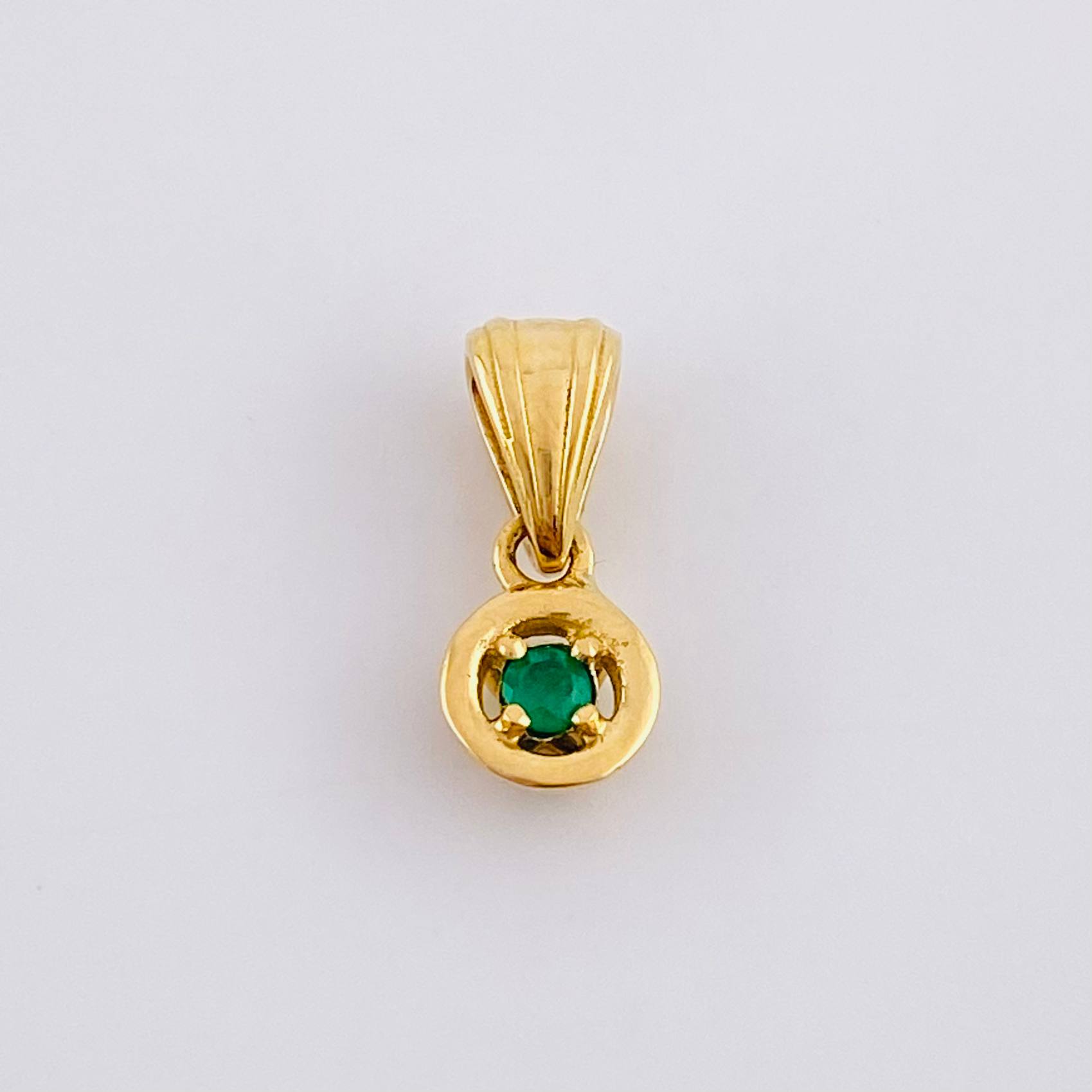 Dije Solitario En Aro 1.2gr / 1.5cm / Esmeraldas 06Pts Oro Amarillo 18K (Joya)