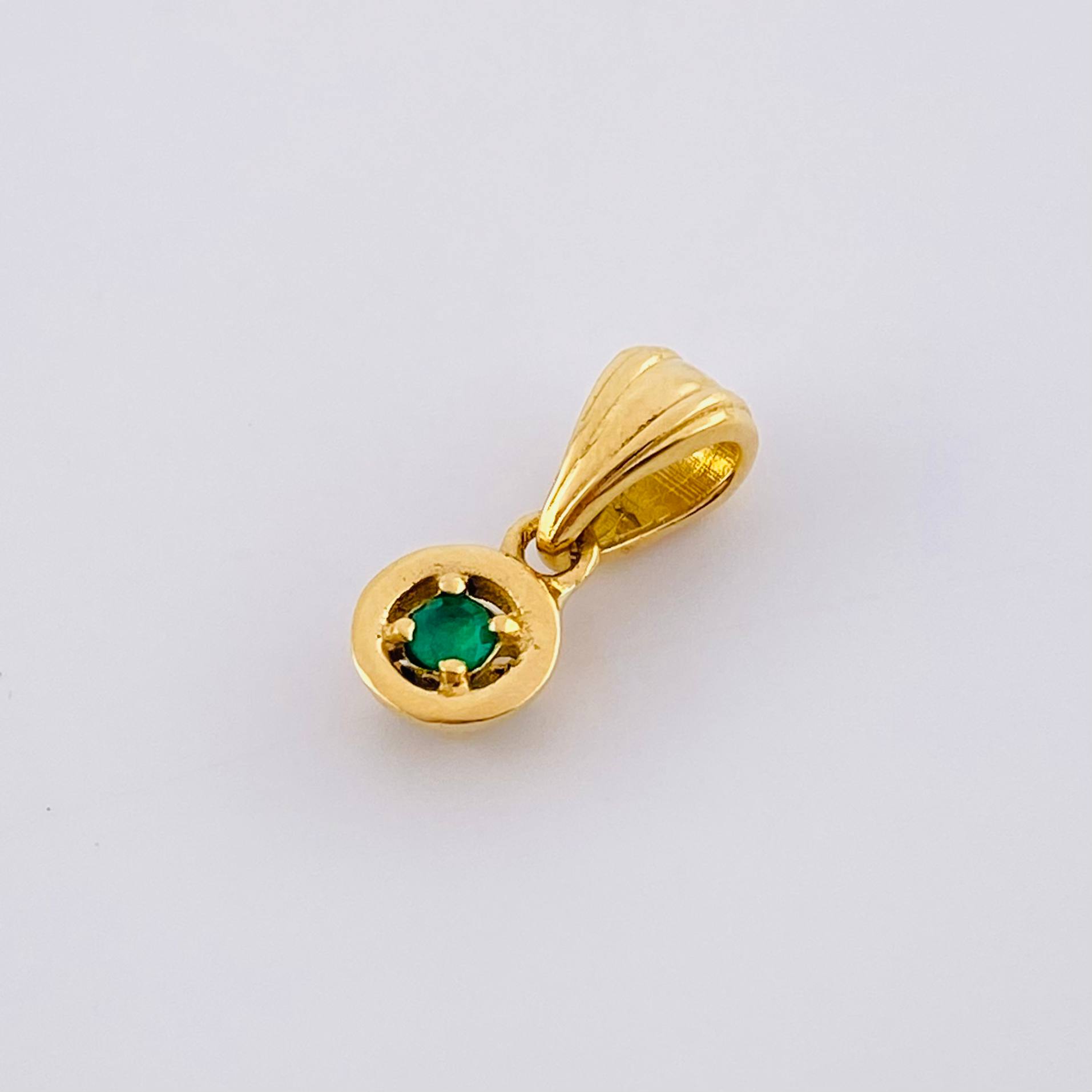 Dije Solitario En Aro 1.2gr / 1.5cm / Esmeraldas 06Pts Oro Amarillo 18K (Joya)