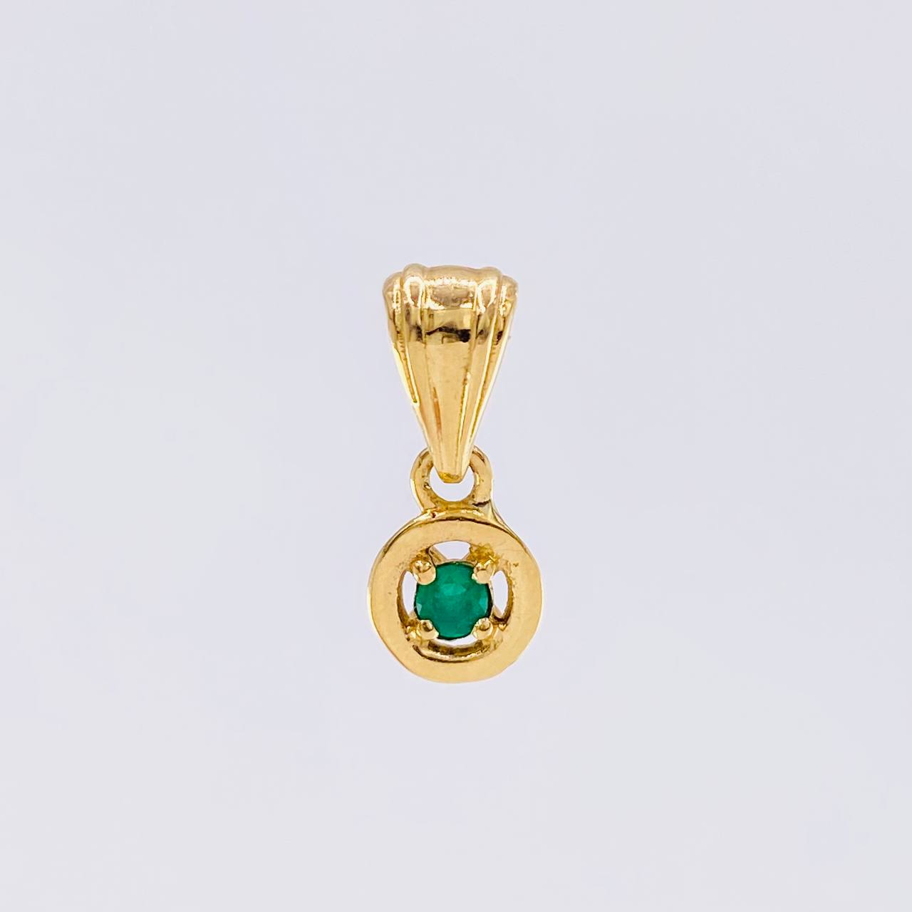 Dije Solitario En Aro 1.2gr / 1.5cm / Esmeraldas 06Pts Oro Amarillo 18K (Joya)