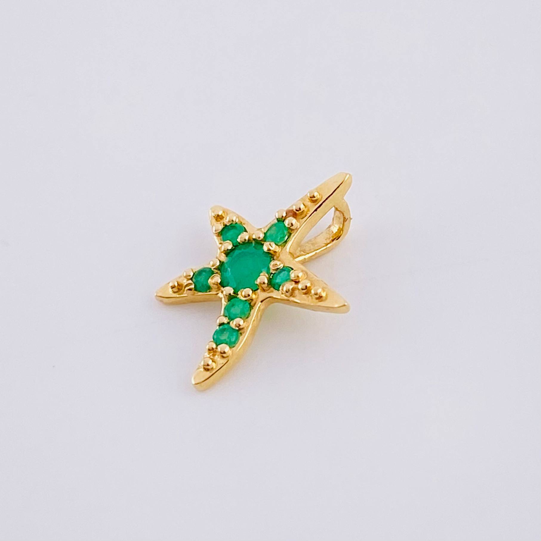 Dije Estrella De Mar Esmeraldas 20pts 0.8gr / 1.5cm / Oro Amarillo 18K
