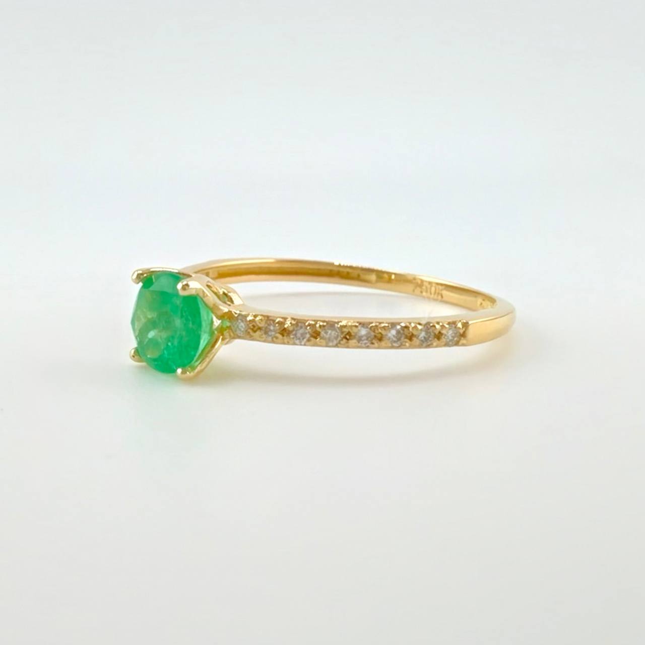 Anillo Solitario 4 Garras Esmeraldas 5pts .diamantes 3 Dts 1.4g / T7 Oro Amarillo 18K