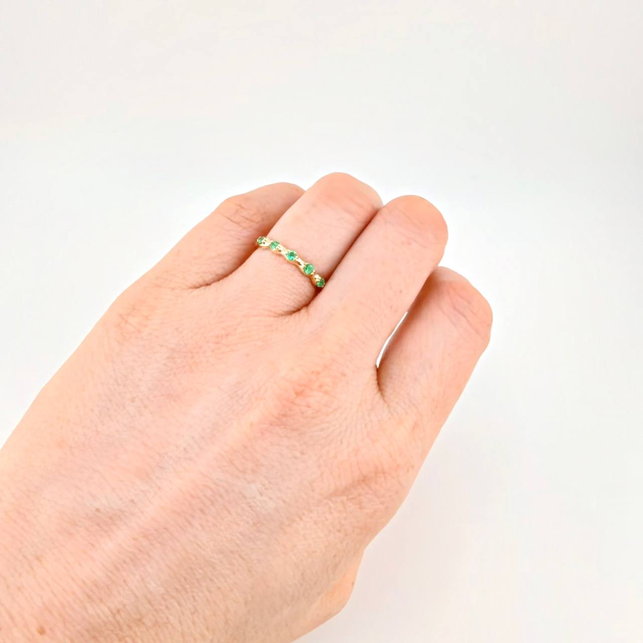 Anillo Cintillo Esmeralda 22pts Esmeraldas 7pts 2.25g / T6 1/2 Oro Amarillo 18K