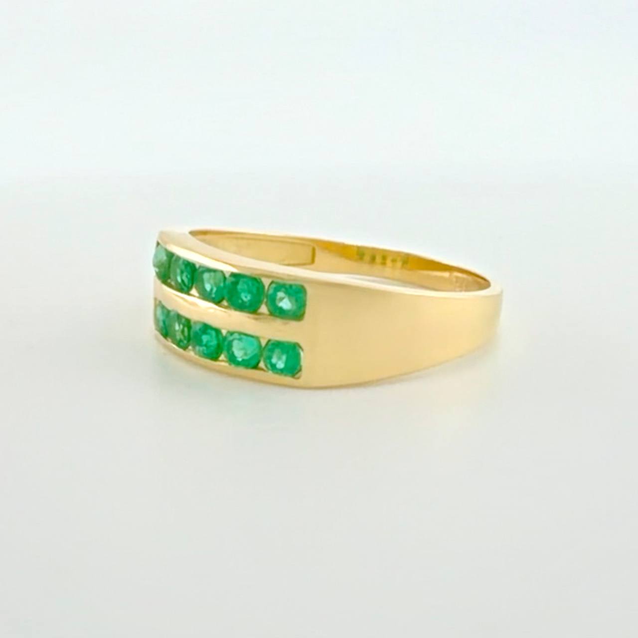 Anillo Carril Doble Linea Esmeraldas 52pts 2.8g / T7 1/4 Oro Amarillo 18K