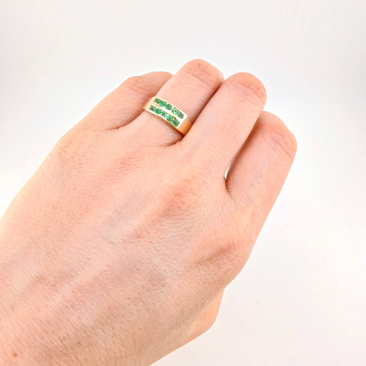 Anillo Carril Doble Linea Esmeraldas 52pts 2.8g / T7 1/4 Oro Amarillo 18K