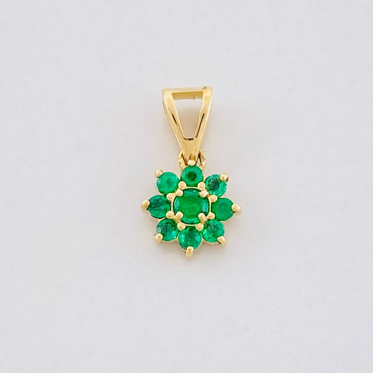 Dije Flor 8 Petalos Esmeraldas 15pts 0.75g / 1.3cm Oro Amarillo 18K