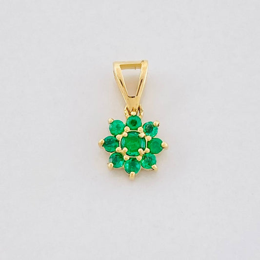 Dije Flor 8 Petalos Esmeraldas 15pts 0.75g / 1.3cm Oro Amarillo 18K