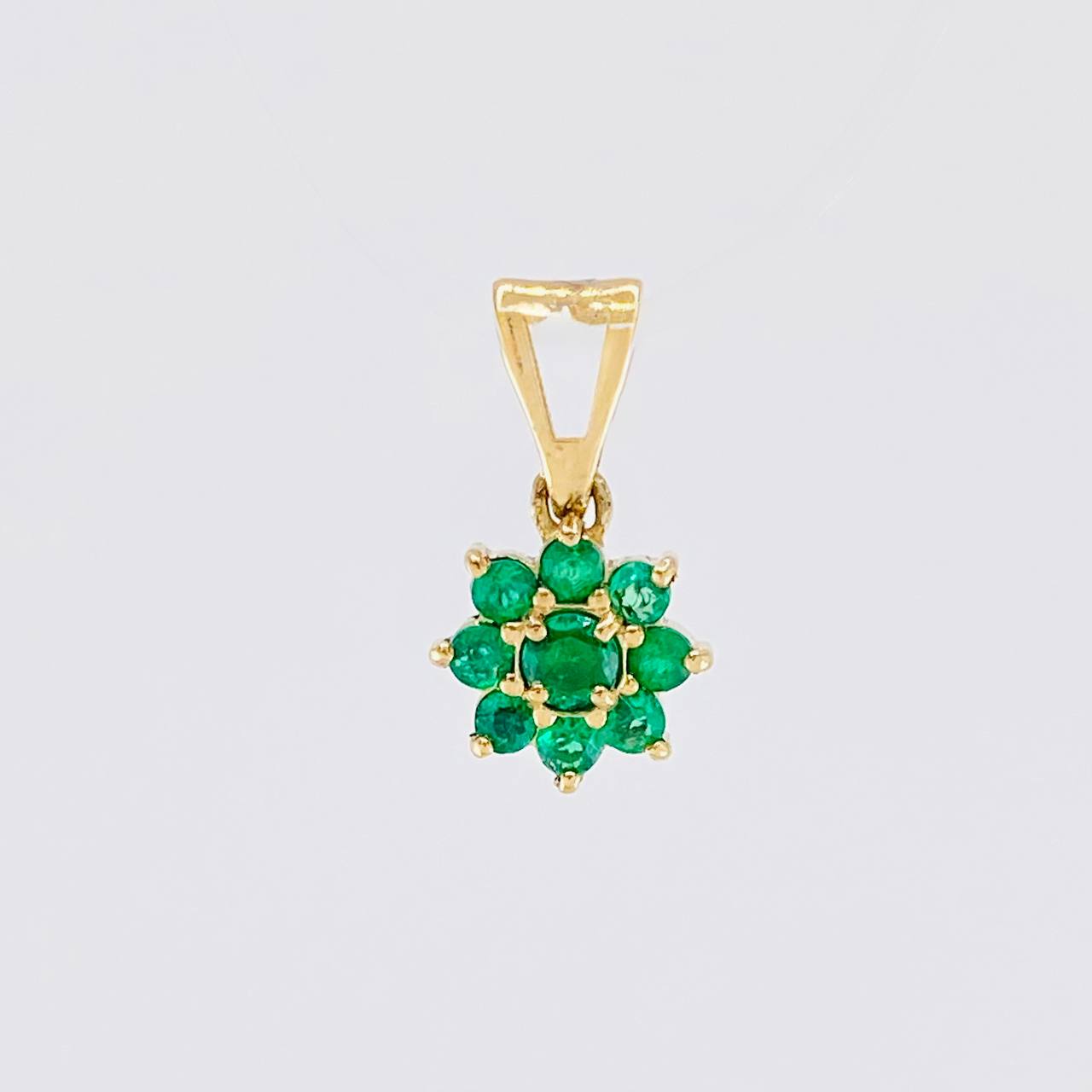 Dije Flor 8 Petalos Esmeraldas 15pts 0.75g / 1.3cm Oro Amarillo 18K