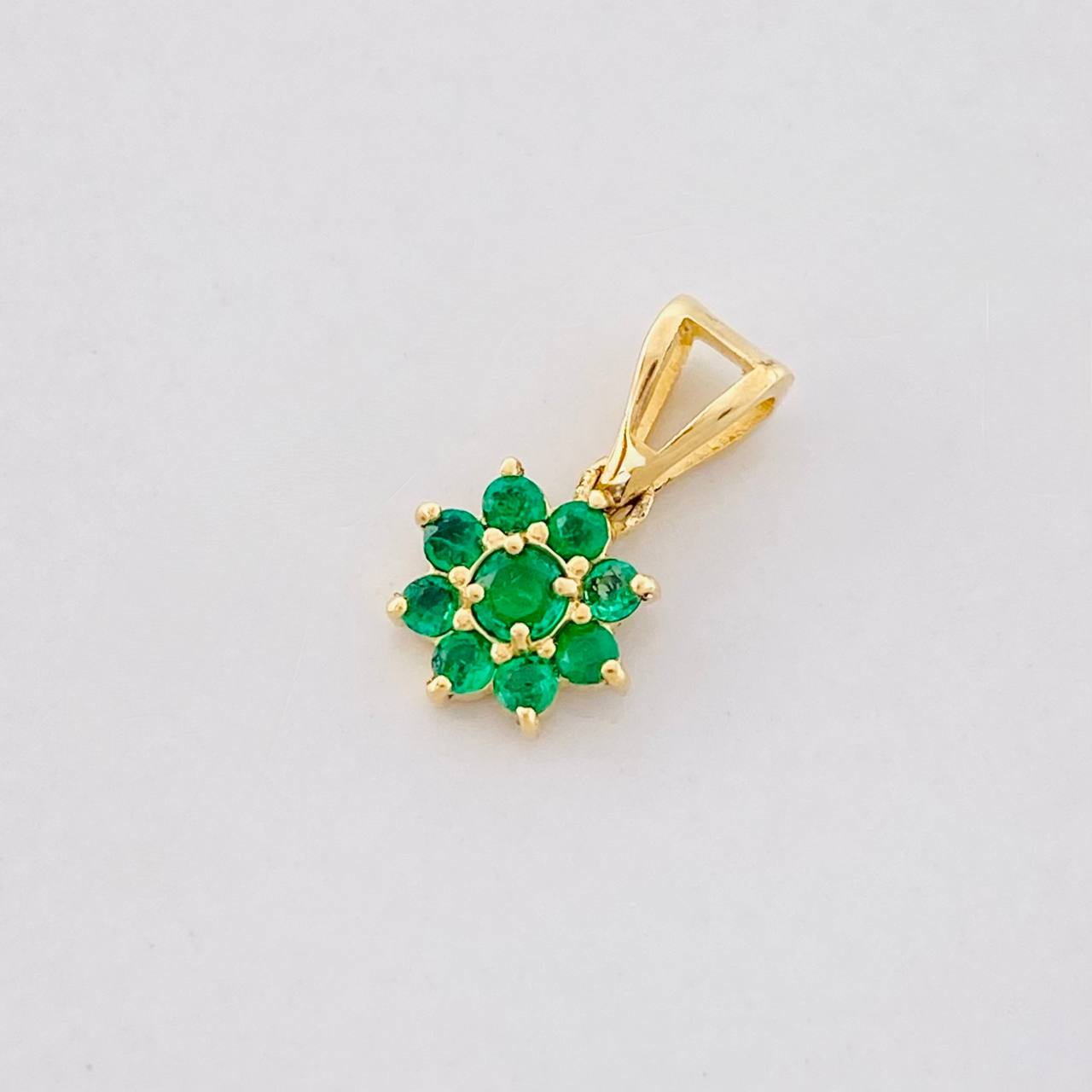 Dije Flor 8 Petalos Esmeraldas 15pts 0.75g / 1.3cm Oro Amarillo 18K