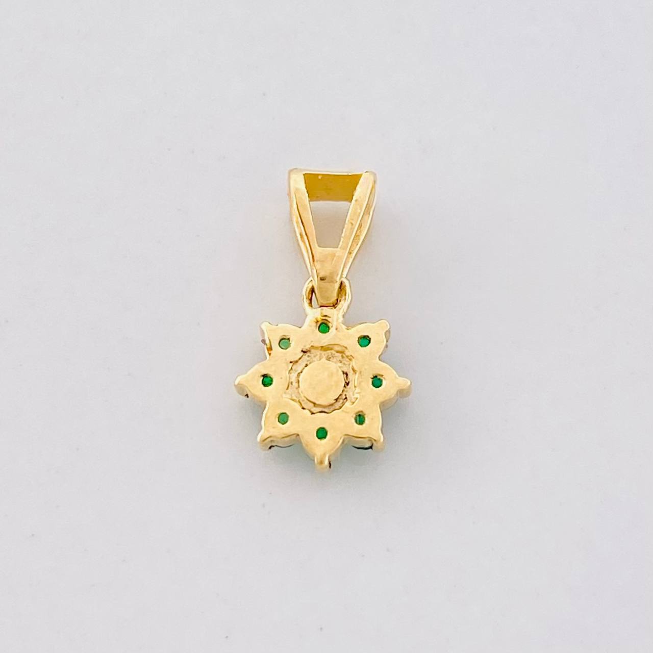 Dije Flor 8 Petalos Esmeraldas 15pts 0.75g / 1.3cm Oro Amarillo 18K