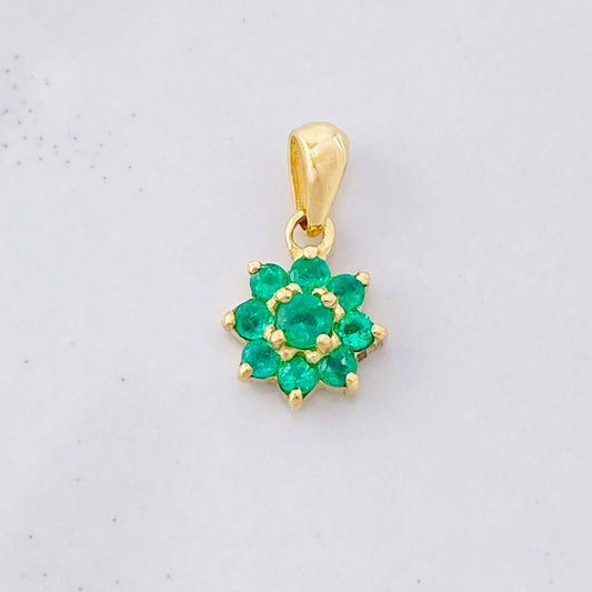 Dije Flor 8 Petalos Esmeraldas 15pts 0.75g / 1.3cm Oro Amarillo 18K