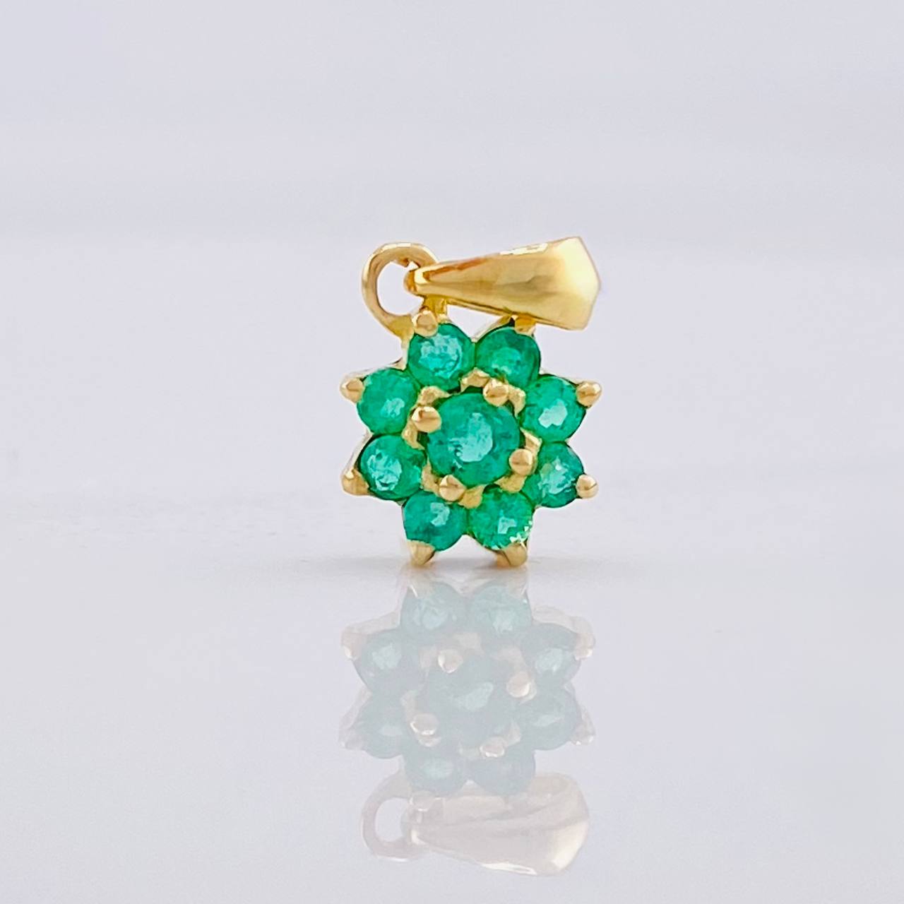 Dije Flor 8 Petalos Esmeraldas 15pts 0.75g / 1.3cm Oro Amarillo 18K
