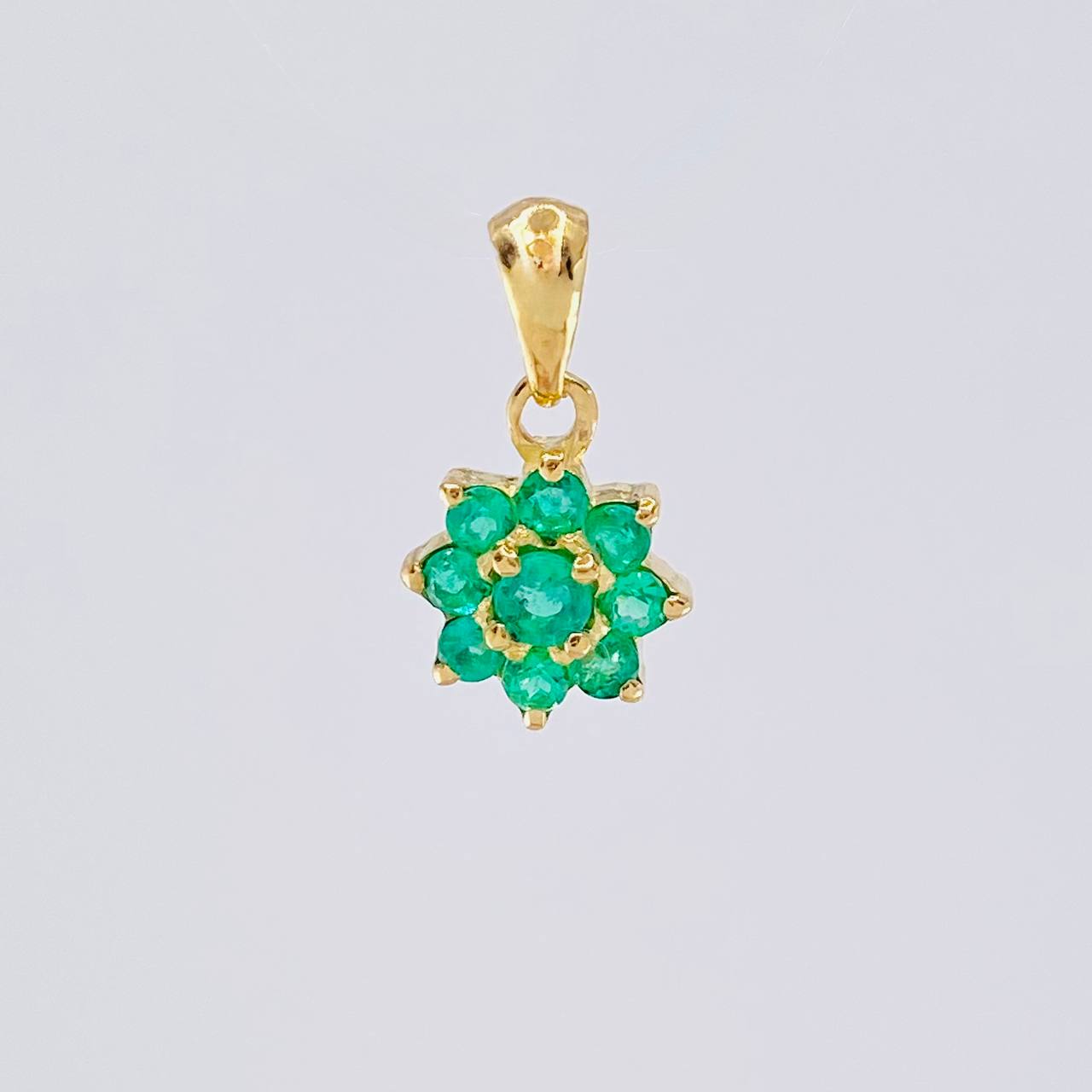 Dije Flor 8 Petalos Esmeraldas 15pts 0.75g / 1.3cm Oro Amarillo 18K