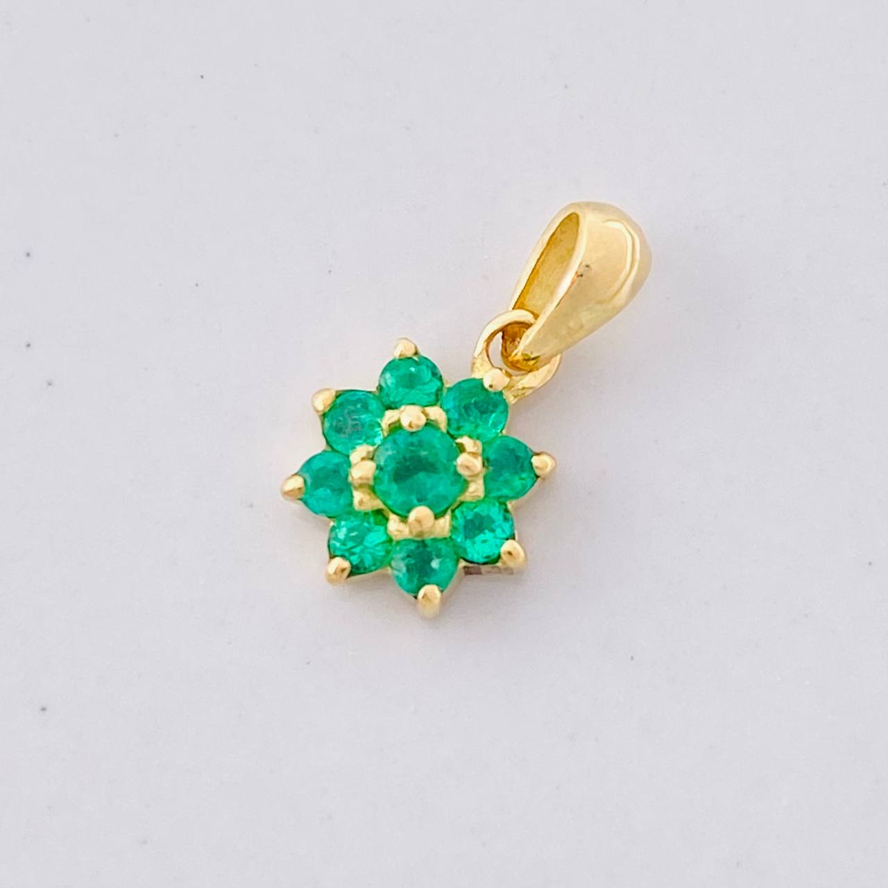 Dije Flor 8 Petalos Esmeraldas 27pts 0.8g / 1.3cm Oro Amarillo 18K