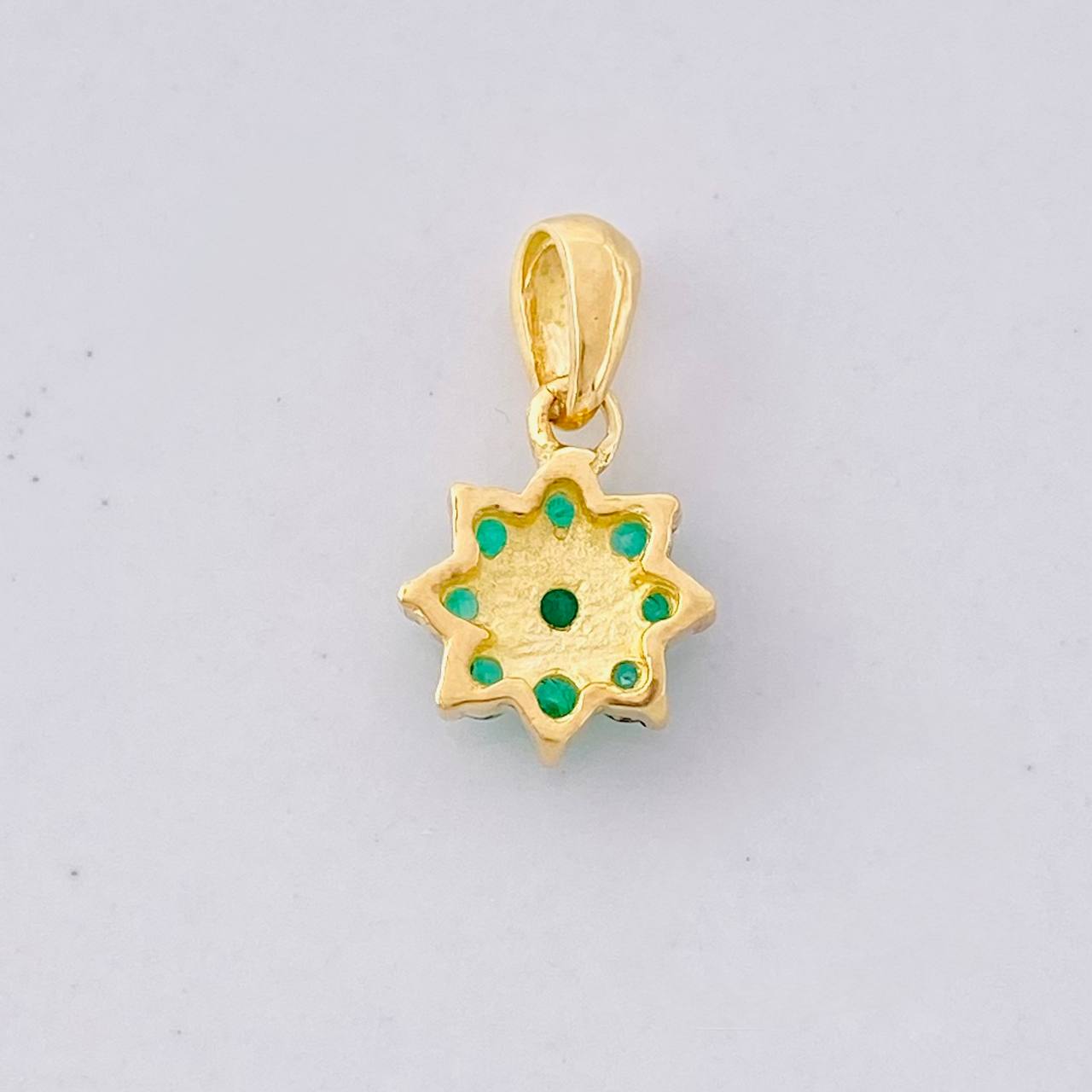 Dije Flor 8 Petalos Esmeraldas 27pts 0.85g / 1.3cm Oro Amarillo 18K
