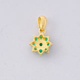 Dije Flor 8 Petalos Esmeraldas 15pts 0.75g / 1.3cm Oro Amarillo 18K