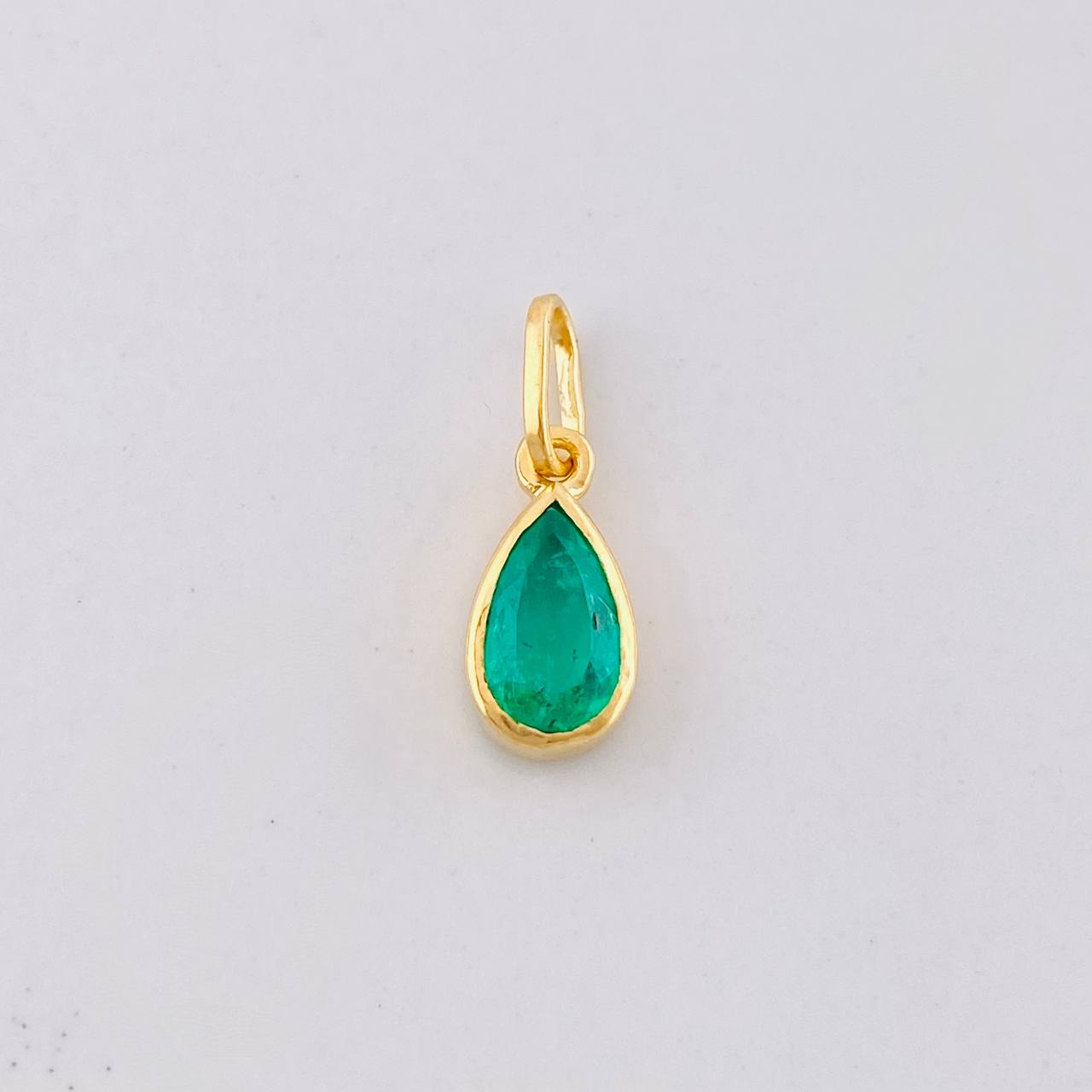 Dije Lagrima Esmeralda 1qts 0.75g / 1.6cm Oro Amarillo 18K