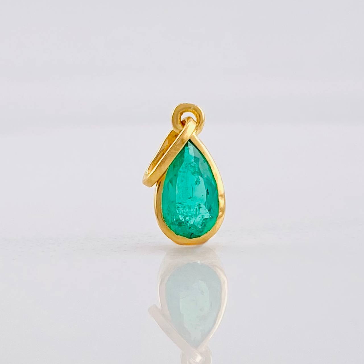 Dije Lagrima Esmeralda 1qts 0.75g / 1.6cm Oro Amarillo 18K