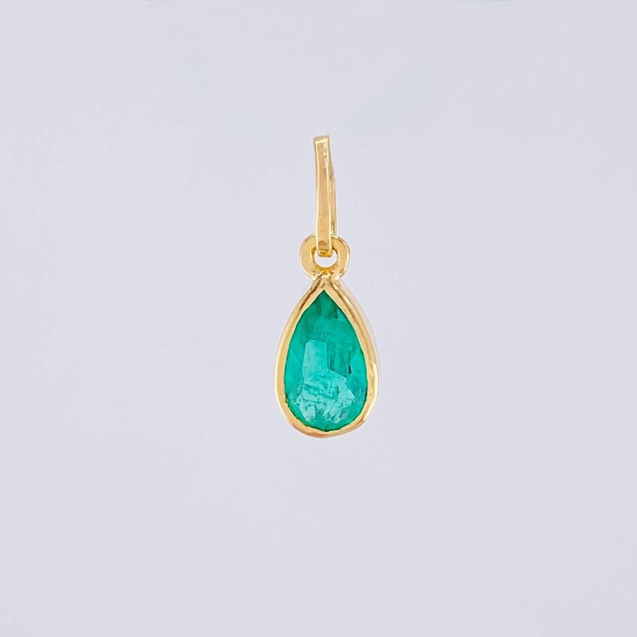 Dije Lagrima Esmeralda 1qts 0.75g / 1.6cm Oro Amarillo 18K