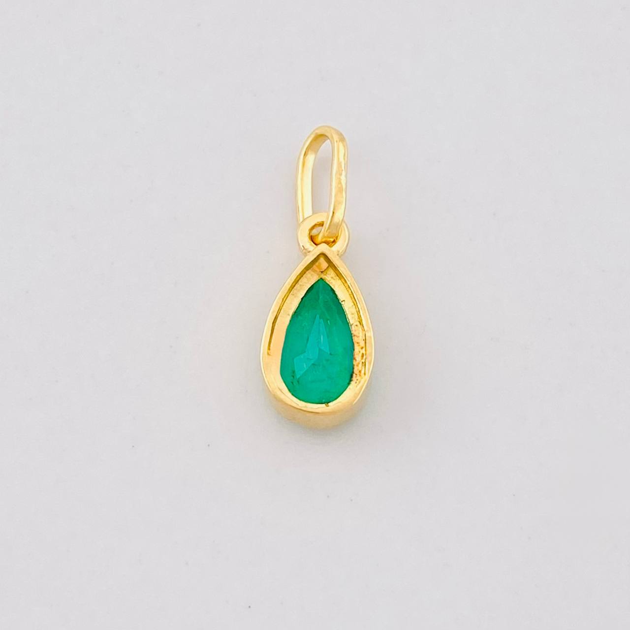 Dije Lagrima Esmeralda 1qts 0.75g / 1.6cm Oro Amarillo 18K