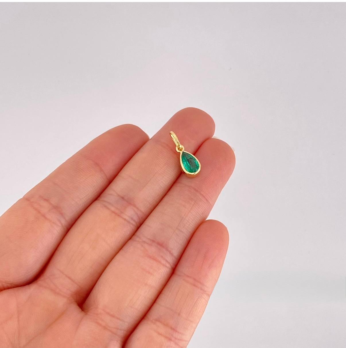 Dije Lagrima Esmeralda 1qts 0.75g / 1.6cm Oro Amarillo 18K