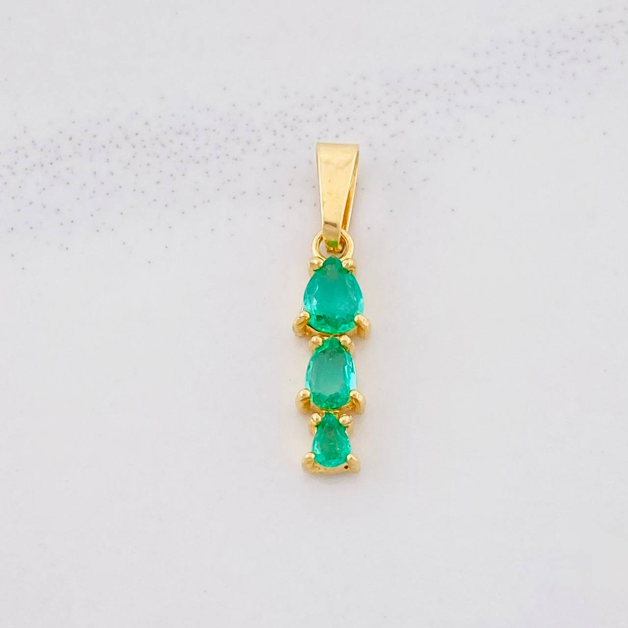 Dije Trio de Lagrimas Esmeraldas 60pts 0.9g / 2.2cm Oro Amarillo 18K