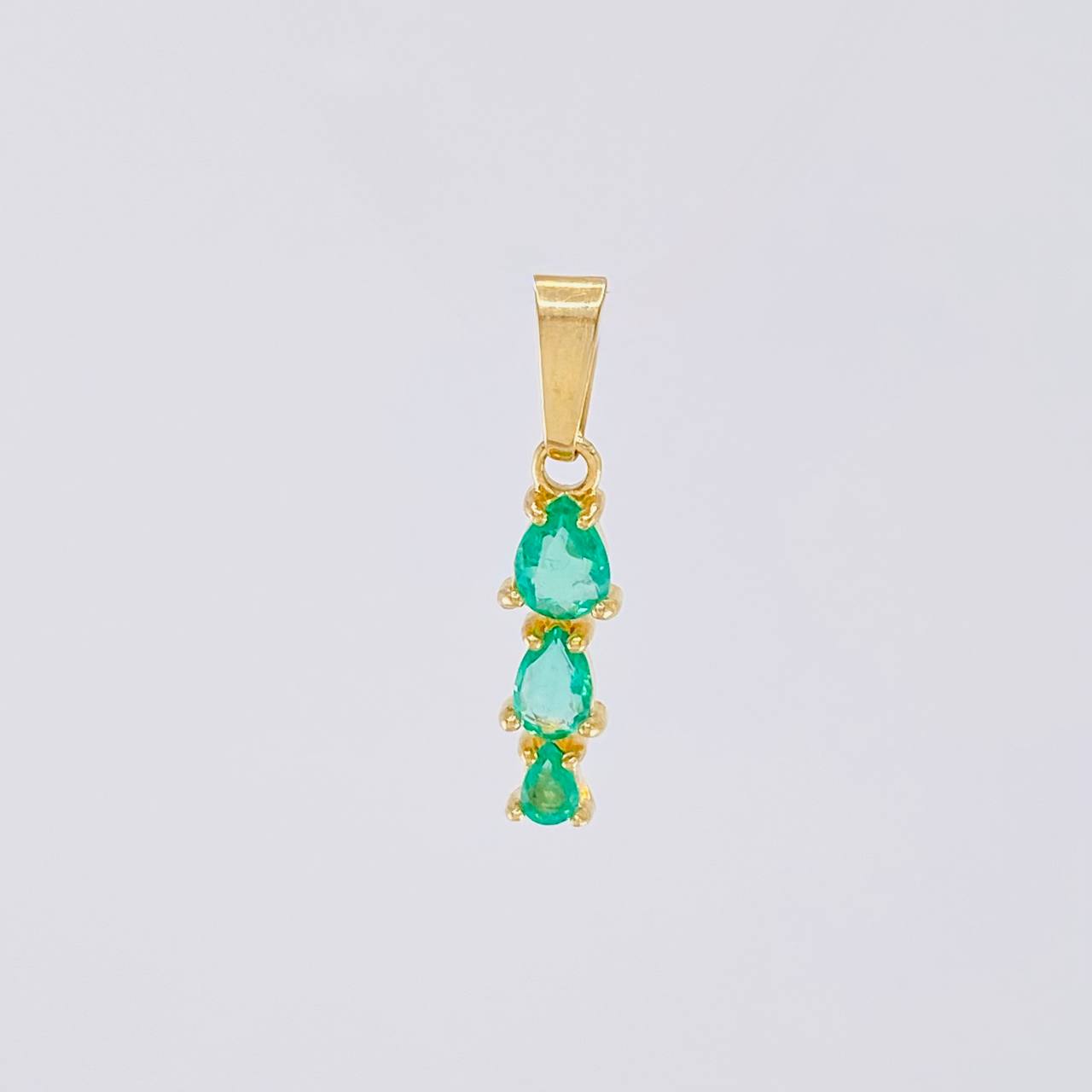 Dije Trio de Lagrimas Esmeraldas 60pts 0.95g / 2.2cm Oro Amarillo 18K