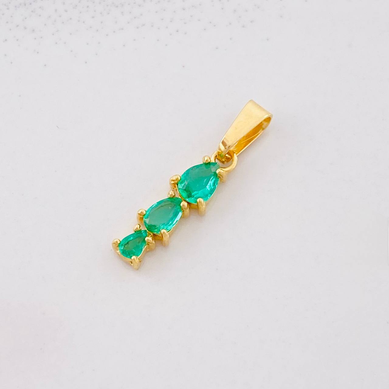 Dije Trio de Lagrimas Esmeraldas 60pts 0.9g / 2.2cm Oro Amarillo 18K