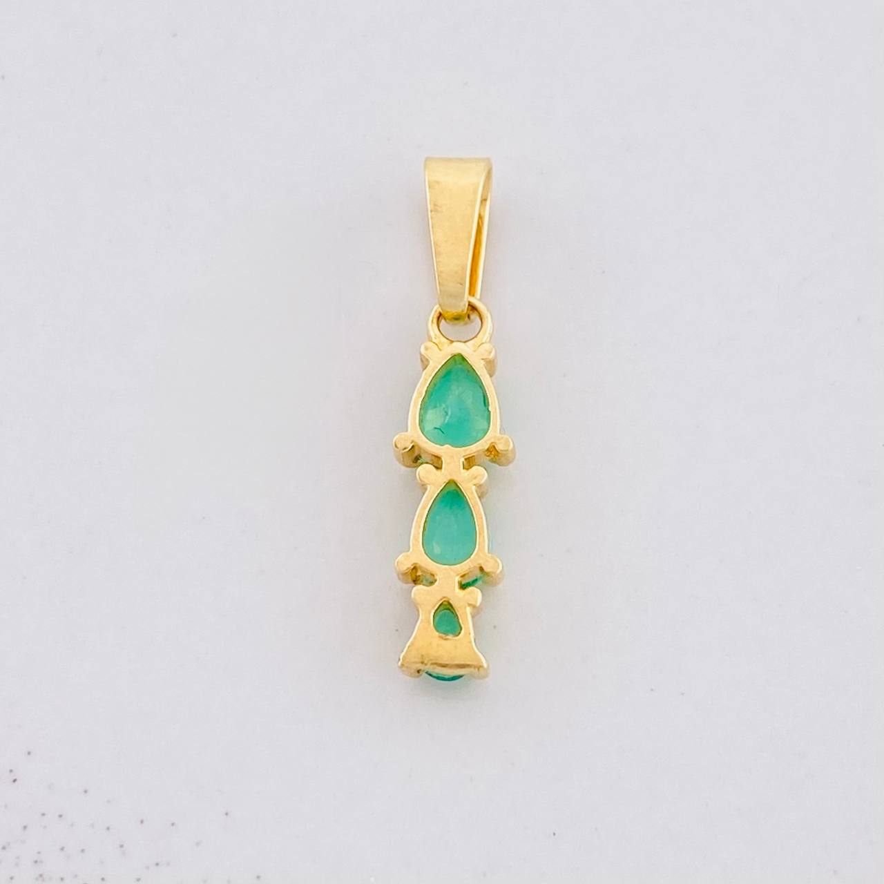 Dije Trio de Lagrimas Esmeraldas 60pts 0.9g / 2.2cm Oro Amarillo 18K