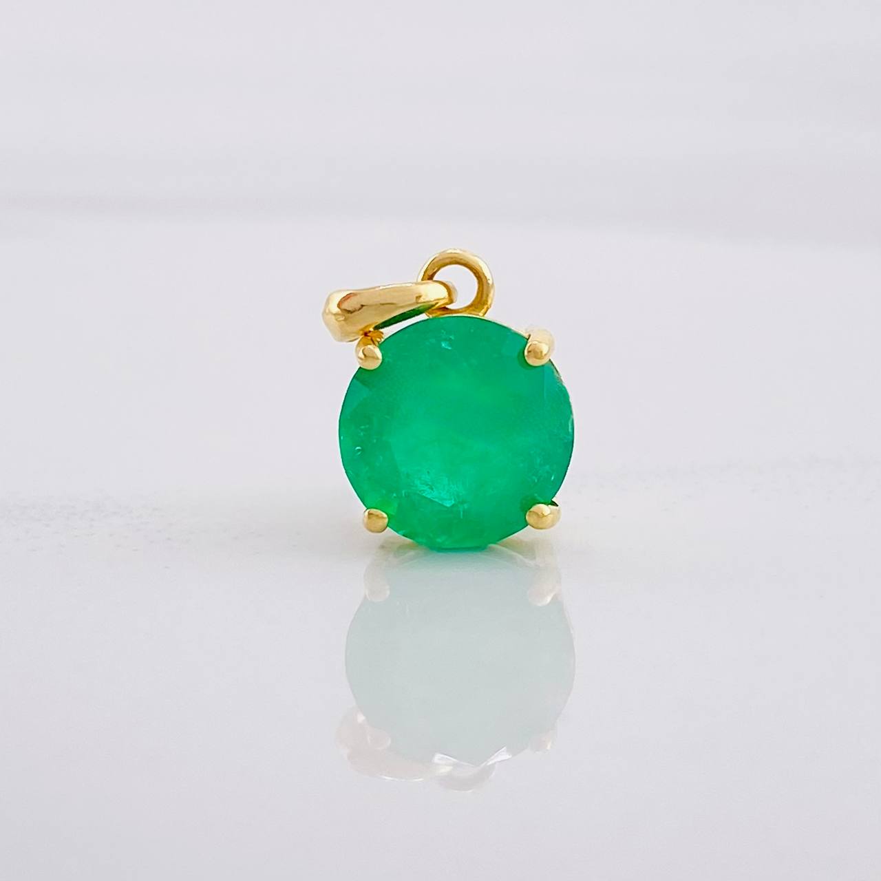 Dije Circulo 4 Garras Esmeralda 3qts 1.95g / 1.7cm Oro Amarillo 18K