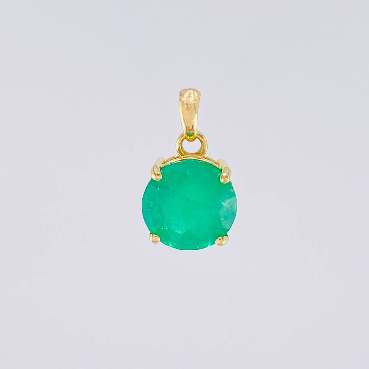 Dije Circulo 4 Garras Esmeralda 3qts 1.95g / 1.7cm Oro Amarillo 18K