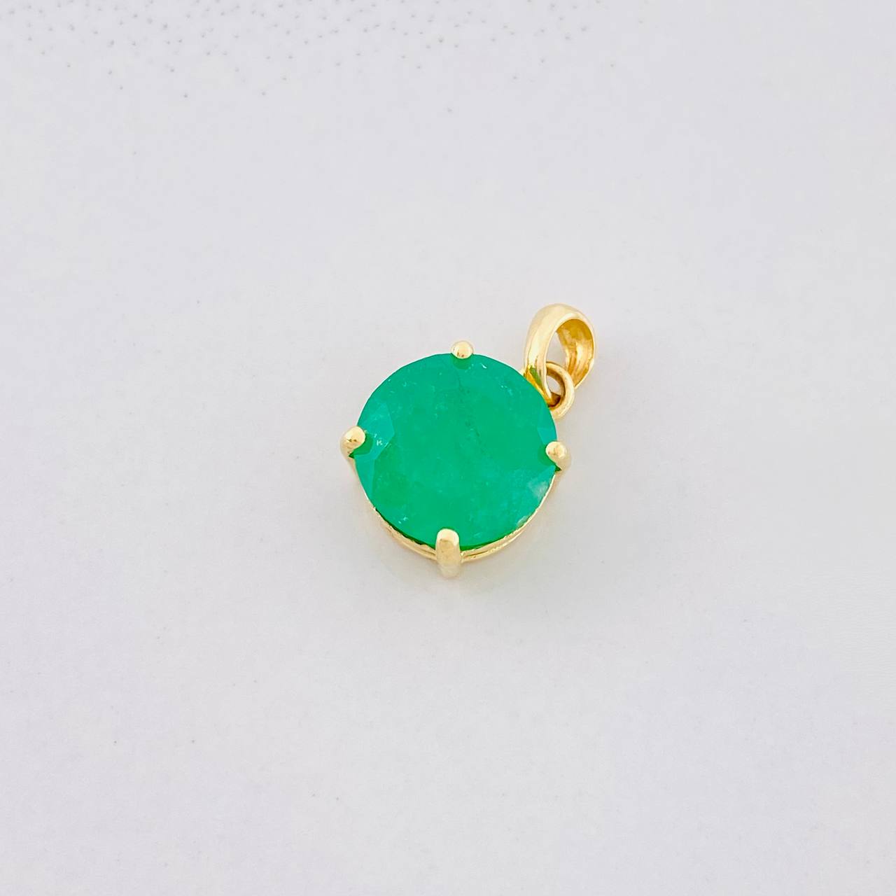 Dije Circulo 4 Garras Esmeralda 3qts 1.95g / 1.7cm Oro Amarillo 18K