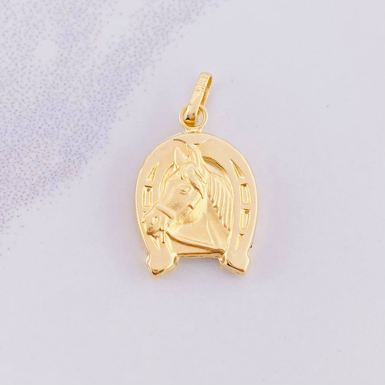 Dije Herradura Caballo Mate 1.1g / 2.3cm Oro Amarillo 18K