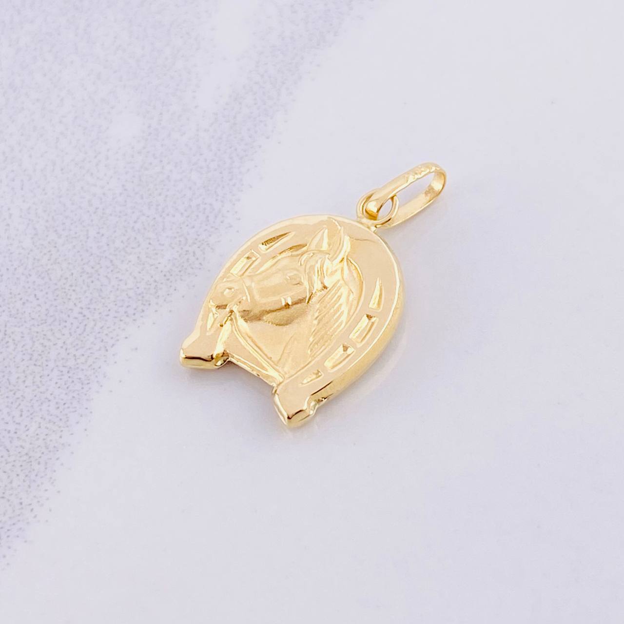 Dije Herradura Caballo Mate 1.1g / 2.3cm Oro Amarillo 18K