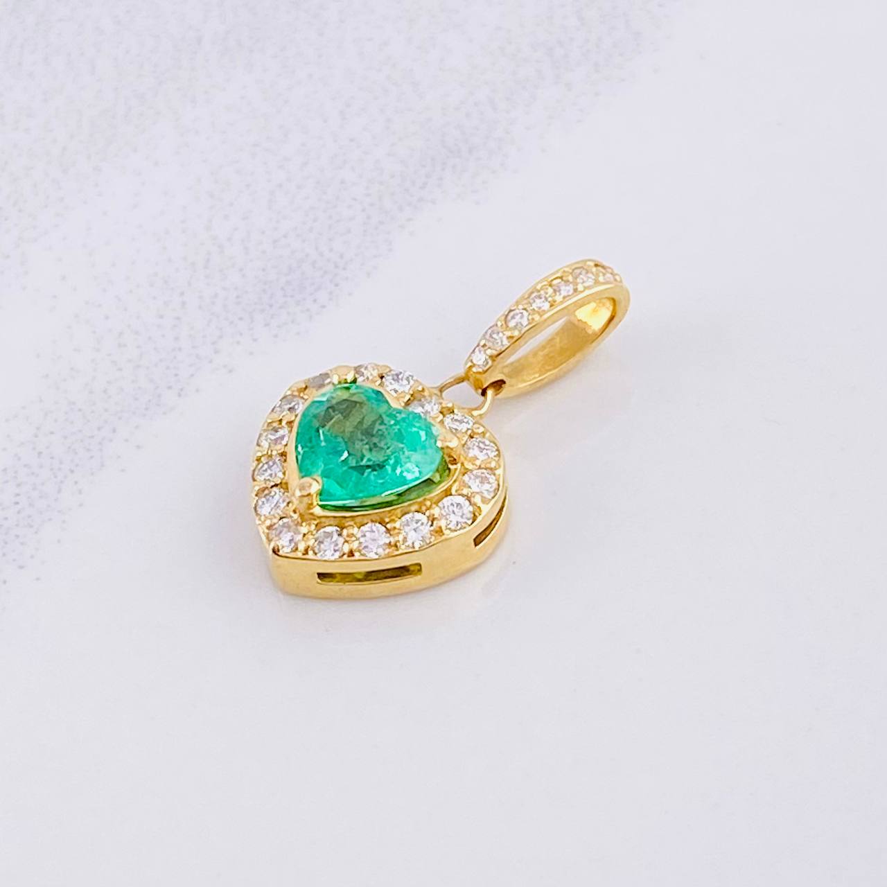 Topos Set Corazón Tupido con Dije Esmeralda 2.88pts Diamantes 79pts 6.7g / 11.2mm Oro Amarillo 18K